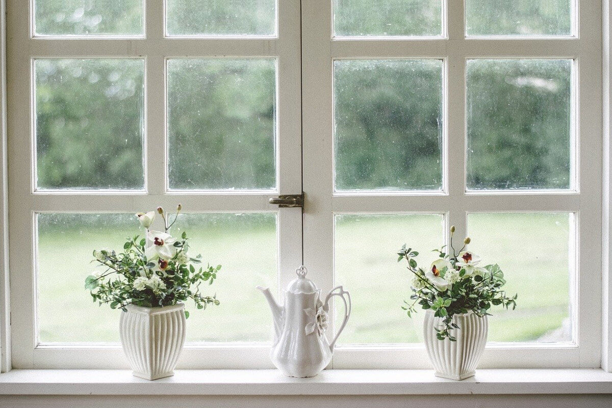 Okno, parapet, kwiaty