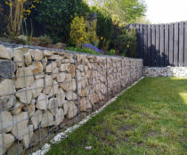 nowoczesny mur oporowy w ogrodzie z gabionów