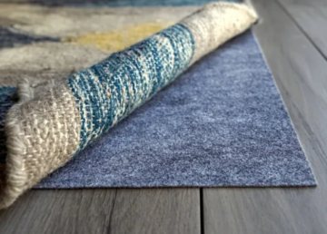 Jak zabezpieczyć dywan przed przesuwaniem? Użyj filcowej podkładki