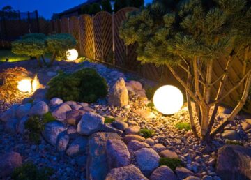 Oświetlenie ogrodu: kule solarne